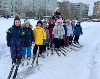 По лыжне летит спортсмен